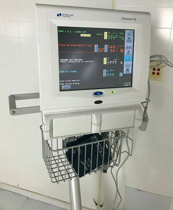 Spacelabs-Healthcare-Ultraview-SL-91367-Monitor-on-Stand-with-cables